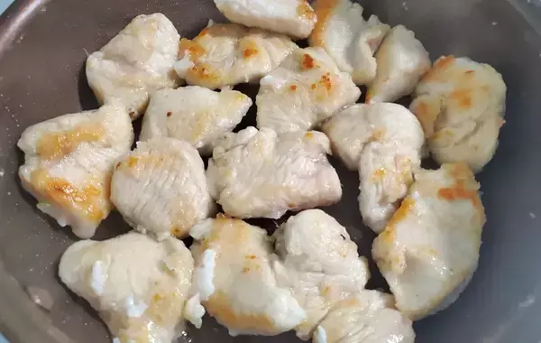 「パックの安い鶏むね肉　意外な味付けに「家族が歓声あげた」【節約レシピ】」の画像