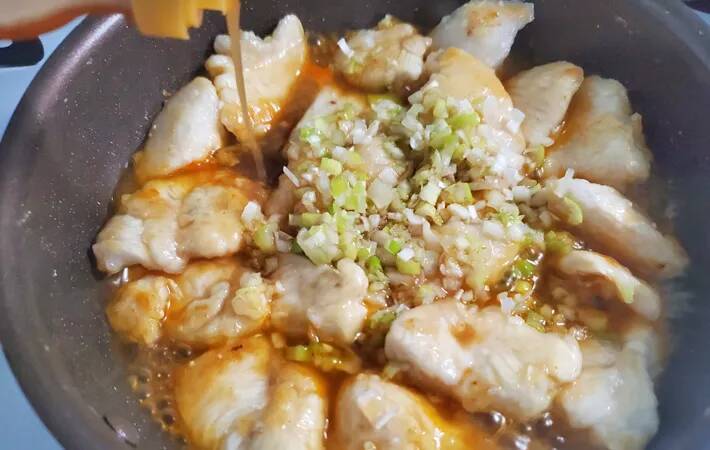 パックの安い鶏むね肉　意外な味付けに「家族が歓声あげた」【節約レシピ】