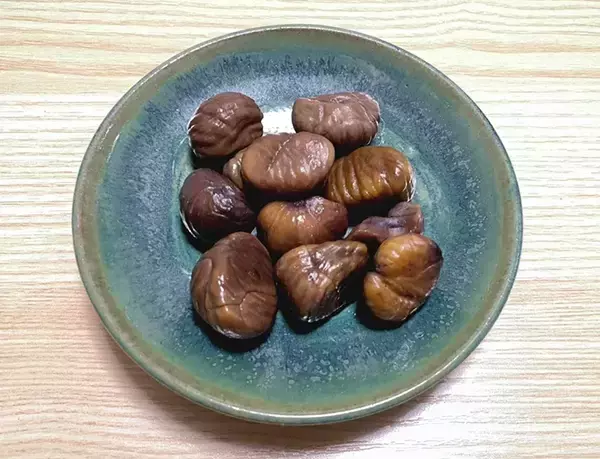 「「ハマりそう…」　カップ麺のうどんをレベルアップさせた、たった1つの食材とは？」の画像