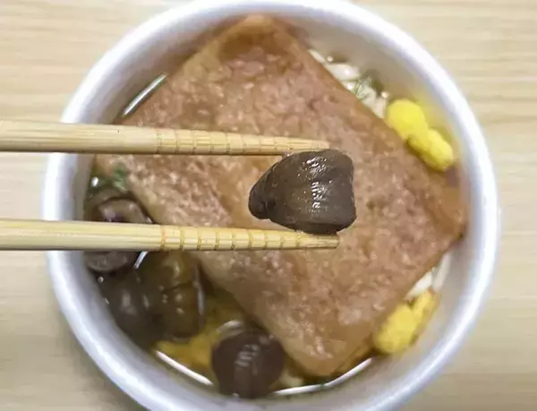 「「ハマりそう…」　カップ麺のうどんをレベルアップさせた、たった1つの食材とは？」の画像