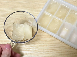 まだ普通の氷使ってる？　グラスに『黄色の氷』を2個入れて、炭酸飲料を注ぐと…