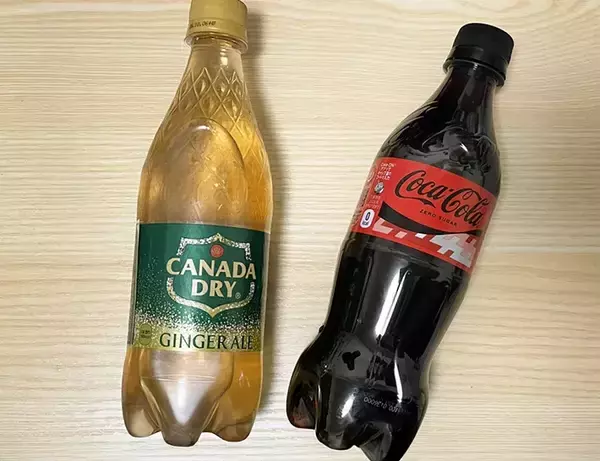「まだ普通の氷使ってる？　グラスに『黄色の氷』を2個入れて、炭酸飲料を注ぐと…」の画像