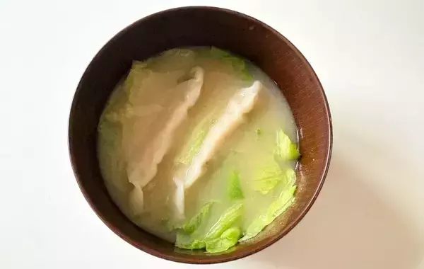 「普通は入れない“冷凍食品”をドボン！　味の素の味噌汁レシピが革命的だった」の画像