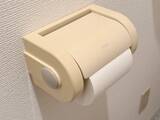 「トイレットペーパーの芯を潰して貼るだけ！　「片手でトイペが切れたらいいのに」を叶える簡単な方法」の画像1