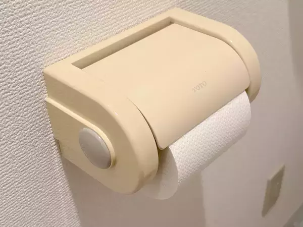 トイレットペーパーの芯を潰して貼るだけ！　「片手でトイペが切れたらいいのに」を叶える簡単な方法