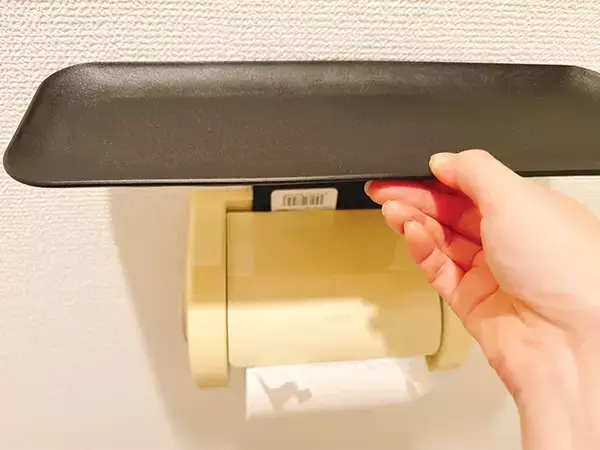「トイレットペーパーの芯を潰して貼るだけ！　「片手でトイペが切れたらいいのに」を叶える簡単な方法」の画像