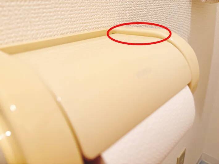 トイレットペーパーの芯を潰して貼るだけ！　「片手でトイペが切れたらいいのに」を叶える簡単な方法