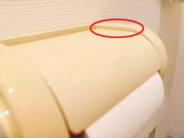 「トイレットペーパーの芯を潰して貼るだけ！　「片手でトイペが切れたらいいのに」を叶える簡単な方法」の画像