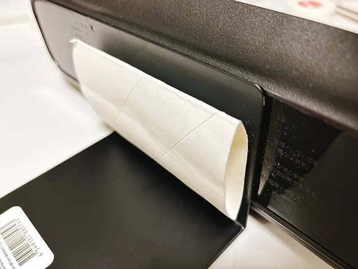 トイレットペーパーの芯を潰して貼るだけ！　「片手でトイペが切れたらいいのに」を叶える簡単な方法