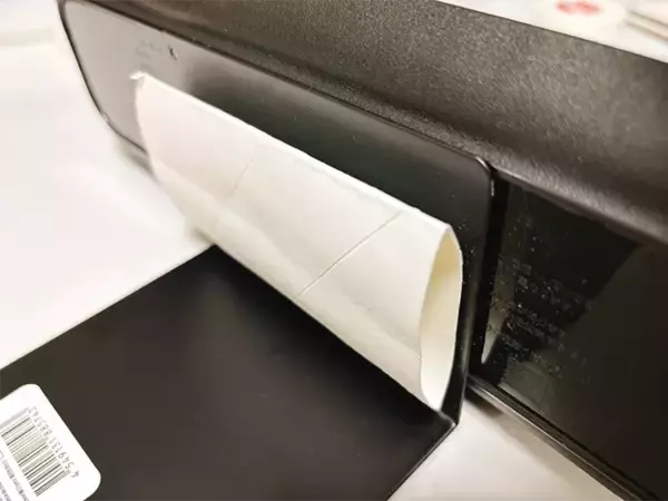 「トイレットペーパーの芯を潰して貼るだけ！　「片手でトイペが切れたらいいのに」を叶える簡単な方法」の画像