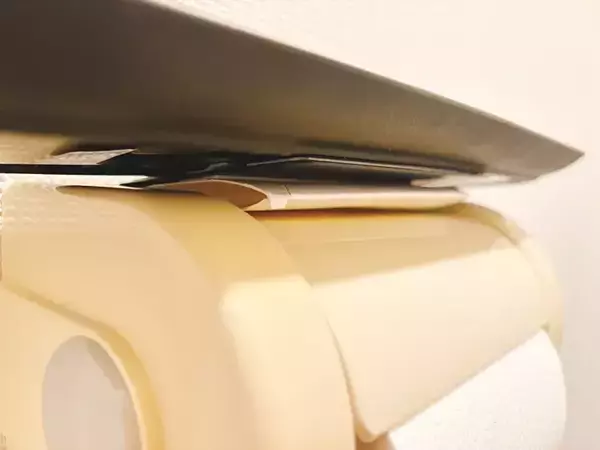 「トイレットペーパーの芯を潰して貼るだけ！　「片手でトイペが切れたらいいのに」を叶える簡単な方法」の画像