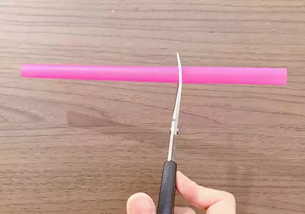 「タピオカストローが“神アイテム”に？　切って使うだけの裏ワザ」の画像