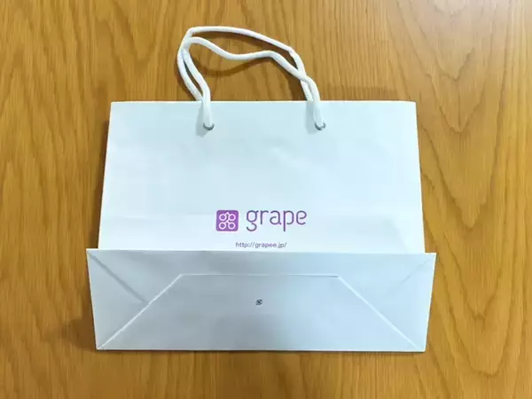 余った紙袋の両端に穴を開けると…　完成した収納アイテムに「これは助かる」「その手があったか！」