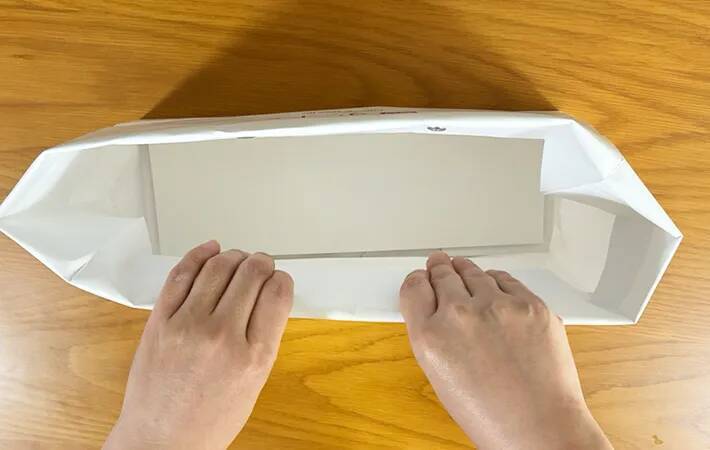 余った紙袋の両端に穴を開けると…　完成した収納アイテムに「これは助かる」「その手があったか！」