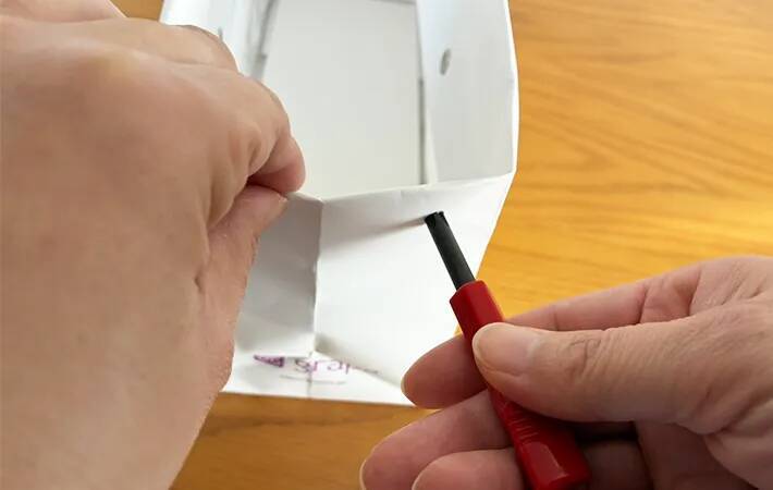 余った紙袋の両端に穴を開けると…　完成した収納アイテムに「これは助かる」「その手があったか！」