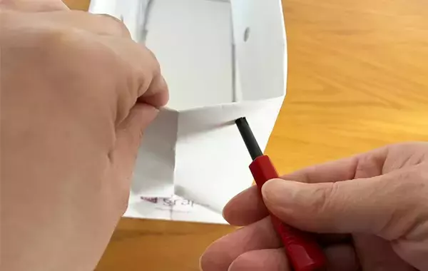 「余った紙袋の両端に穴を開けると…　完成した収納アイテムに「これは助かる」「その手があったか！」」の画像