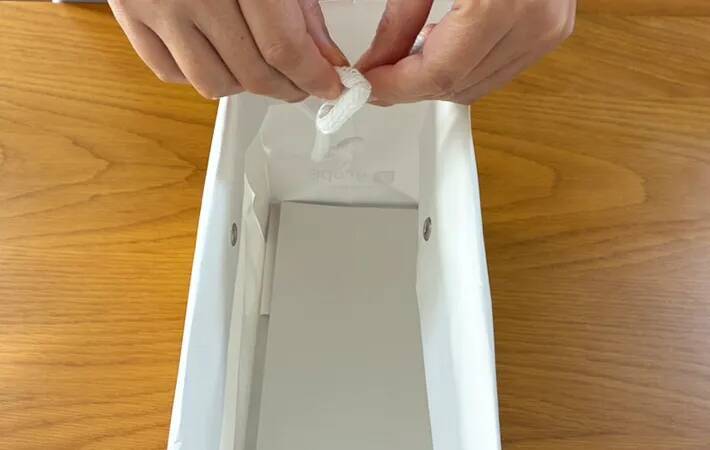 余った紙袋の両端に穴を開けると…　完成した収納アイテムに「これは助かる」「その手があったか！」