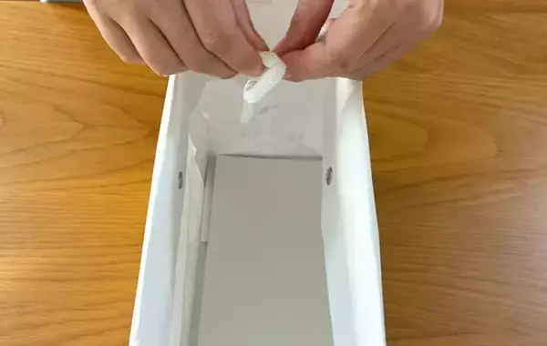 「余った紙袋の両端に穴を開けると…　完成した収納アイテムに「これは助かる」「その手があったか！」」の画像