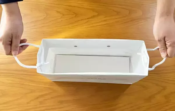 「余った紙袋の両端に穴を開けると…　完成した収納アイテムに「これは助かる」「その手があったか！」」の画像