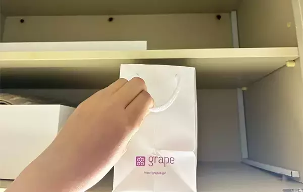 「余った紙袋の両端に穴を開けると…　完成した収納アイテムに「これは助かる」「その手があったか！」」の画像