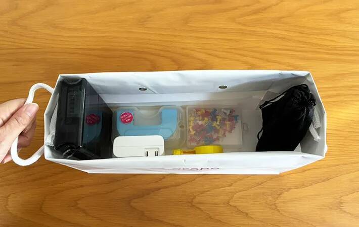 余った紙袋の両端に穴を開けると…　完成した収納アイテムに「これは助かる」「その手があったか！」