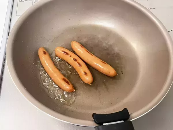 「ウインナー焼く時、ちょい足ししてみて！　シェフが教えるおいしい食べ方に「その発想はなかった！」」の画像
