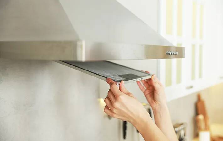 サンマを焼く時の煙、換気扇だけで十分？　部屋にニオイを残さない方法