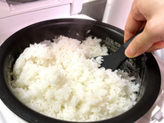 「ラップは使いません」　クッキングシートで握るおにぎりが超快適！【工夫4選】