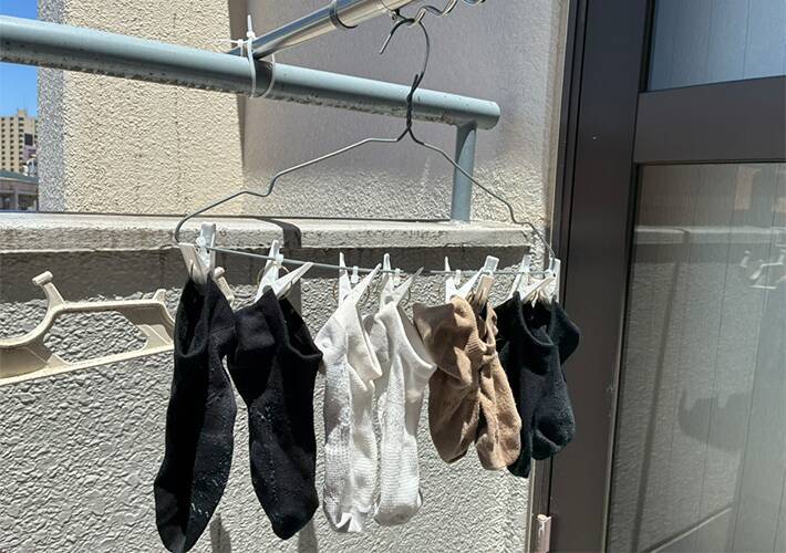 ハンガーに『8つの洗濯バサミ』を取りつけると…　「もう干せない」を解消する裏ワザがこちら