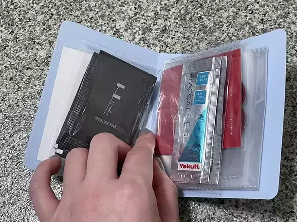 「100均の『カードファイル』を旅行に！　「じゃない使い方」がパッキングに便利だった」の画像