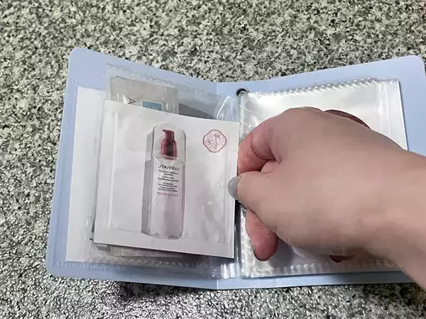 「100均の『カードファイル』を旅行に！　「じゃない使い方」がパッキングに便利だった」の画像