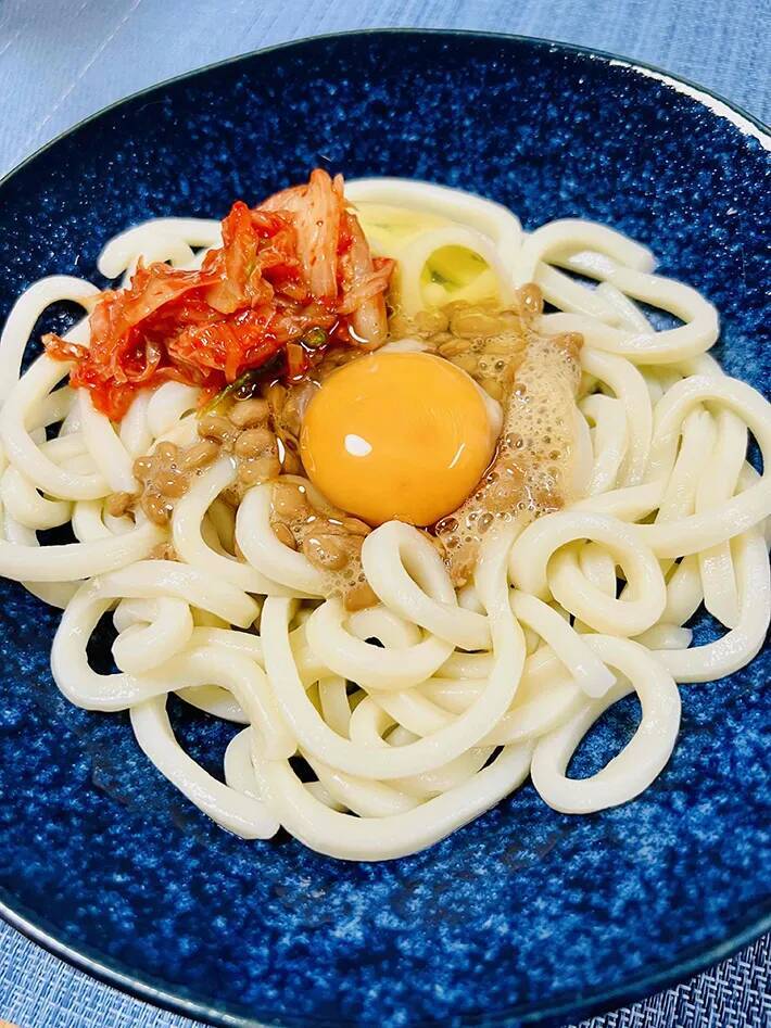 うどんを袋ごとレンチンして…　自炊歴２３年の男性が作る『気まぐれ飯』がコスパ抜群【漫画】