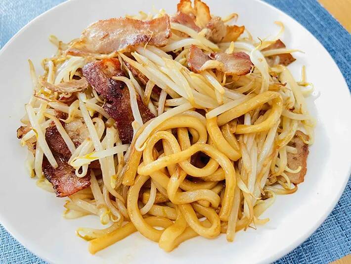 うどんを袋ごとレンチンして…　自炊歴２３年の男性が作る『気まぐれ飯』がコスパ抜群【漫画】