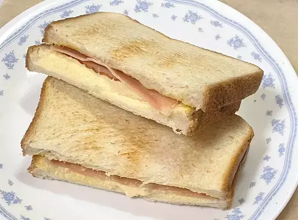 「トーストに塗ったのは、まさかの…　甘味と塩味がぶつかる背徳の味に「大正解だった！」」の画像