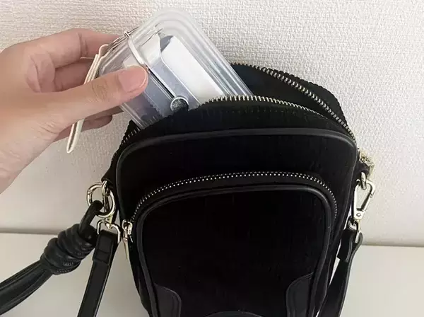 「ダイソーで買った『ほこり取り』が優秀！　ブラシとテープの2way仕様に「こういうの待ってた」」の画像