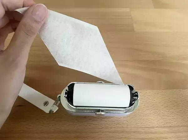 「ダイソーで買った『ほこり取り』が優秀！　ブラシとテープの2way仕様に「こういうの待ってた」」の画像