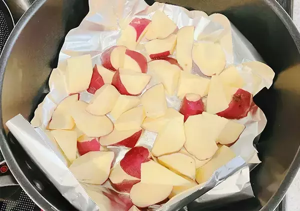 「【簡単レシピ】乱切りしたサツマイモをフライパンで？　完成した一品に「たまらん！」」の画像