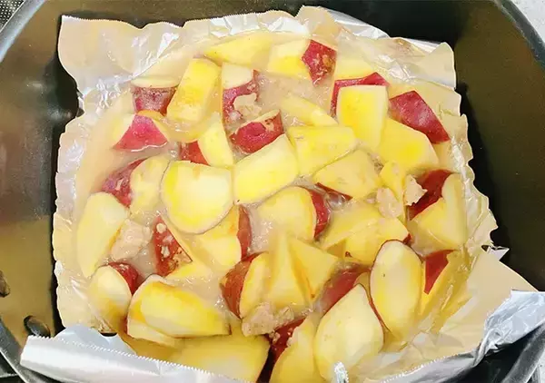 「【簡単レシピ】乱切りしたサツマイモをフライパンで？　完成した一品に「たまらん！」」の画像