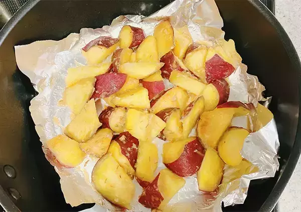 「【簡単レシピ】乱切りしたサツマイモをフライパンで？　完成した一品に「たまらん！」」の画像