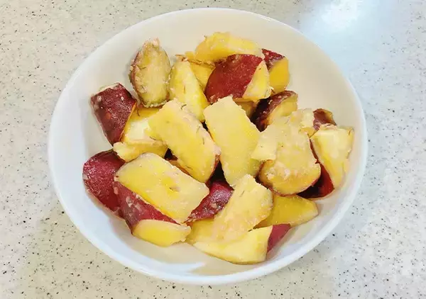 「【簡単レシピ】乱切りしたサツマイモをフライパンで？　完成した一品に「たまらん！」」の画像