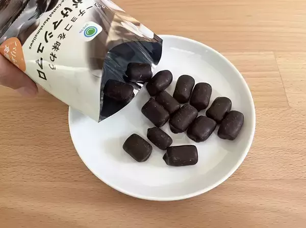 「【ファミマ新商品】パリッ！フワッ！モチッ！　想像以上に『分厚いチョコ』に驚いた」の画像