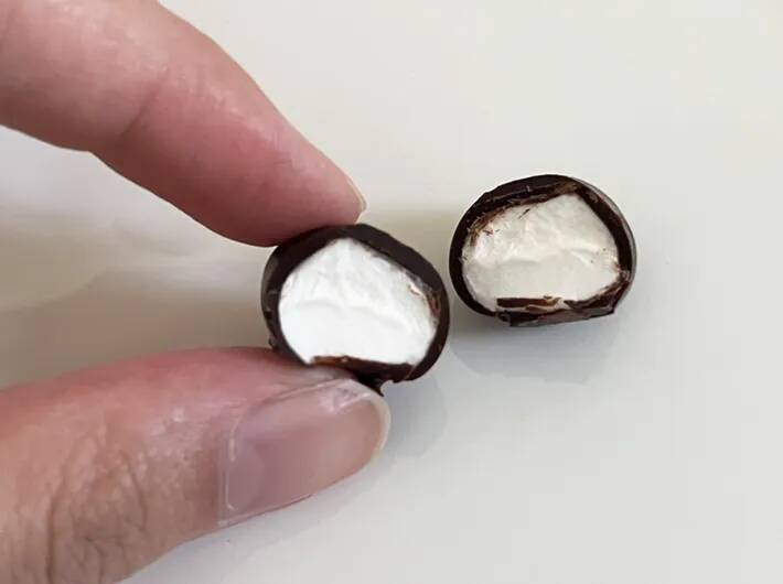 【ファミマ新商品】パリッ！フワッ！モチッ！　想像以上に『分厚いチョコ』に驚いた