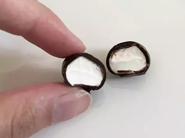 「【ファミマ新商品】パリッ！フワッ！モチッ！　想像以上に『分厚いチョコ』に驚いた」の画像