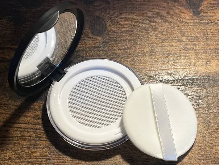 お気に入りのフェイスパウダーを持ち歩きたい！　100均のケースが問題解決してくれた理由