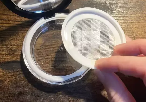 「お気に入りのフェイスパウダーを持ち歩きたい！　100均のケースが問題解決してくれた理由」の画像