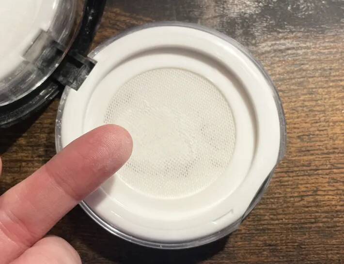 お気に入りのフェイスパウダーを持ち歩きたい！　100均のケースが問題解決してくれた理由