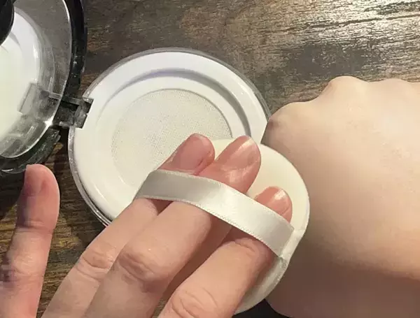 「お気に入りのフェイスパウダーを持ち歩きたい！　100均のケースが問題解決してくれた理由」の画像