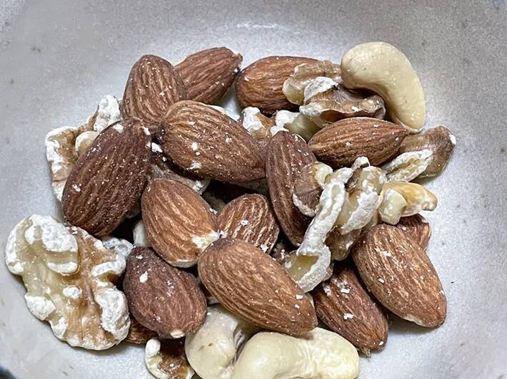 意外な組み合わせだけど…　ミックスナッツに『かつお節』を混ぜたら、最高のおつまみが誕生！