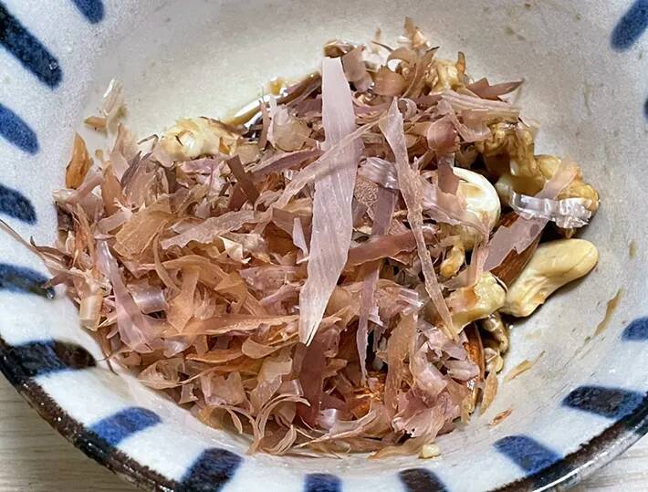 意外な組み合わせだけど…　ミックスナッツに『かつお節』を混ぜたら、最高のおつまみが誕生！