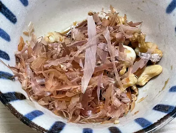 「意外な組み合わせだけど…　ミックスナッツに『かつお節』を混ぜたら、最高のおつまみが誕生！」の画像